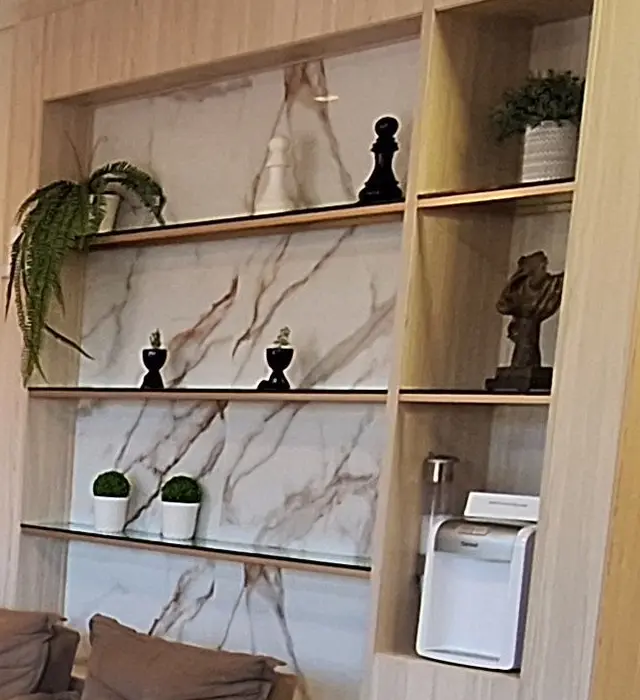 Estante de mármore veiado com prateleiras de vidro e plantas