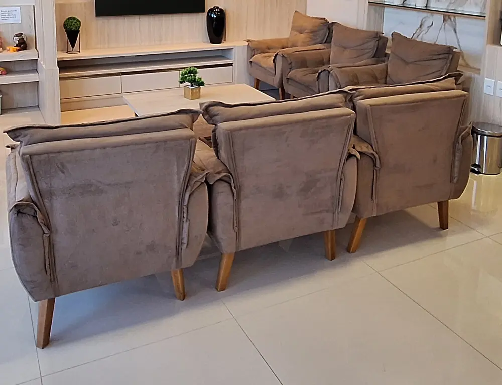 Sala de espera com poltronas de veludo cor greige